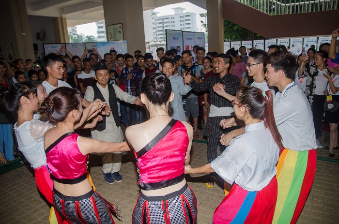 手拉手，学学尼泊尔民族舞（图书馆 梁平摄影）.jpg