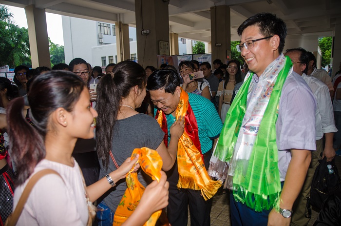 来自尼泊尔的祝福——尼泊尔留学生为学校领导敬献哈达（图书馆 梁平摄影）.jpg