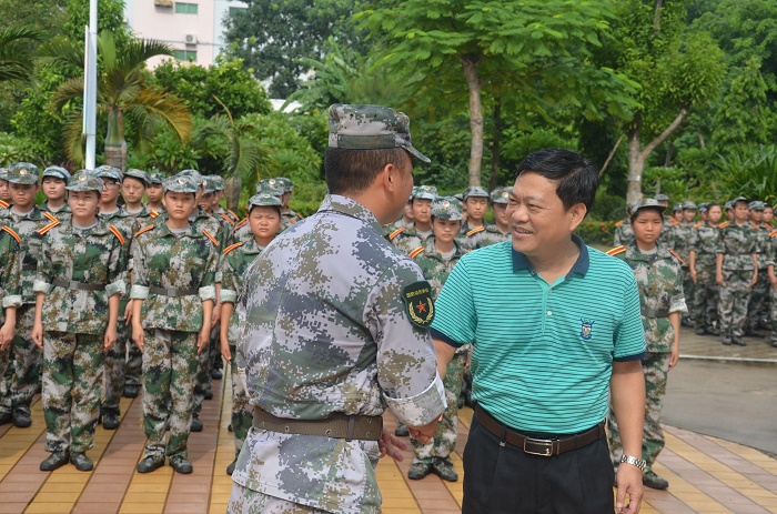 9月5日，党委书记王承庆对承训部队教官表示感谢（宣传部 邱丹丹摄影）.JPG