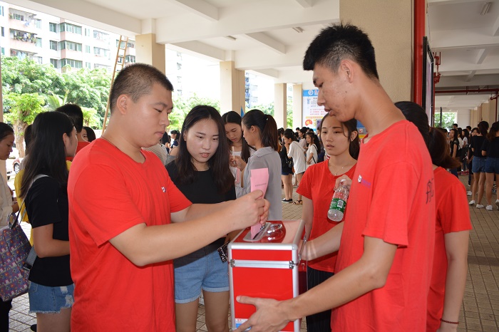 学生选民投下自己庄严一票（党委宣传部 邱丹丹摄影）.JPG