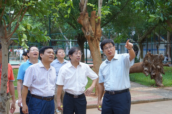 10月19日，教育厅副厅长黎岳南一行到校督查灾后工作（校长办公室 陈力摄影）.JPG