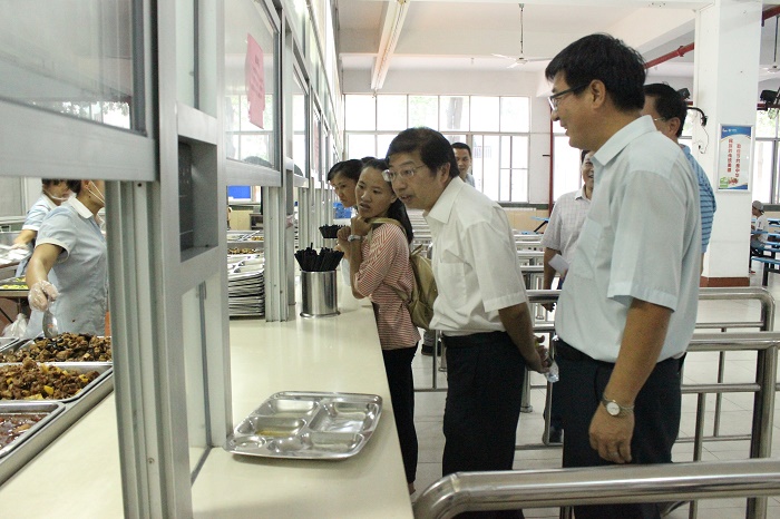 10月19日，黎岳南查看学生食堂饭菜情况（海职青年记者团 李菊霞摄影）.JPG