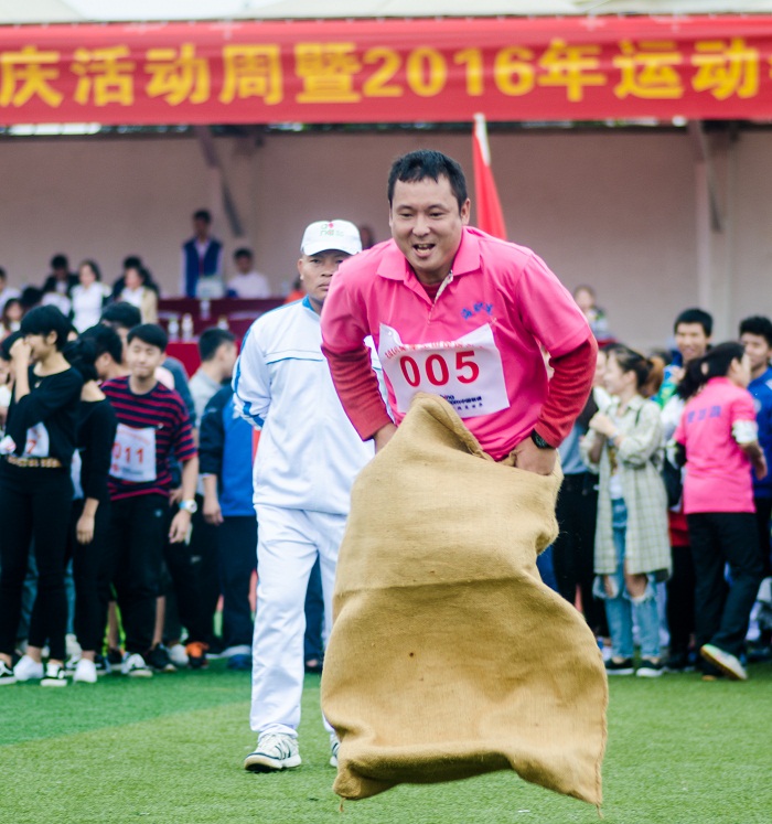 特色项目20米袋鼠跳（图书馆 梁平摄影）.jpg