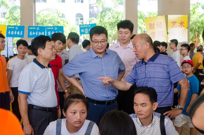 （王安兴校长和王承庆书记听取二级学院关于迎新情况的介绍 图书馆梁平摄影）.jpg