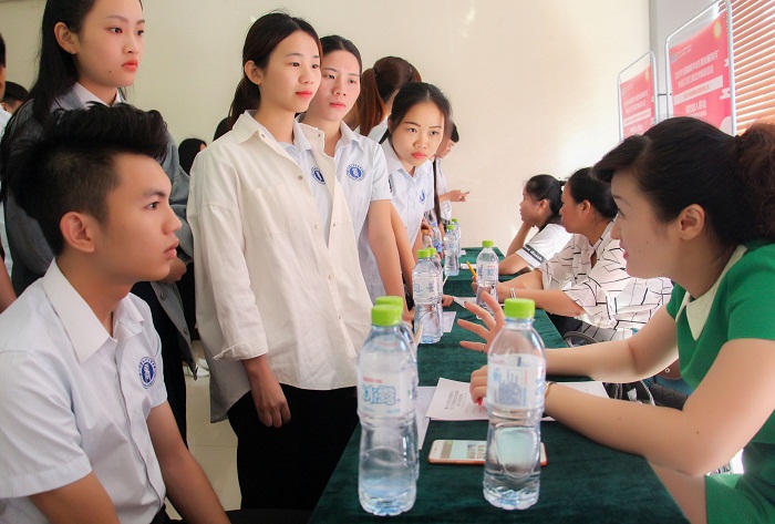 学生体验现场招聘（商学院_陈林锐摄影）.jpg