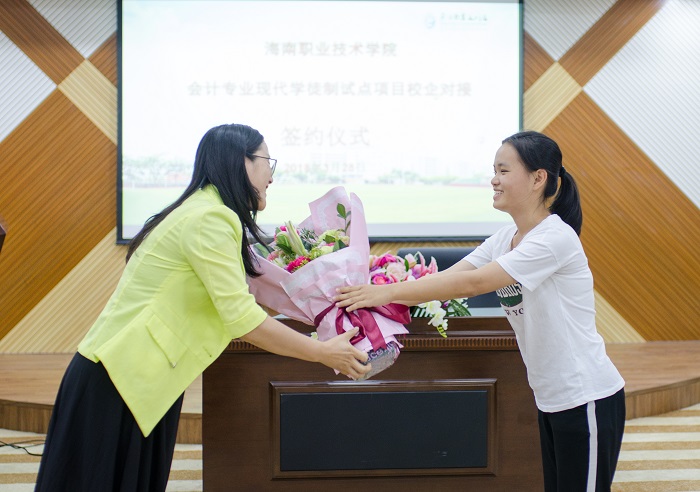 学生学徒代表向企业师傅献花（经济管理学院供图）.jpg