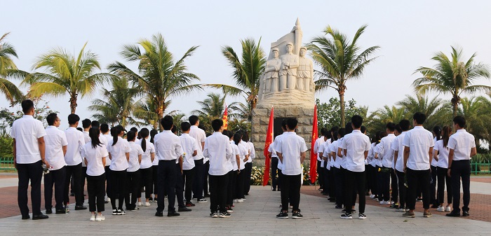 我校师生缅怀先烈活动现场（海职青年记者团 郑美摄影）.jpg